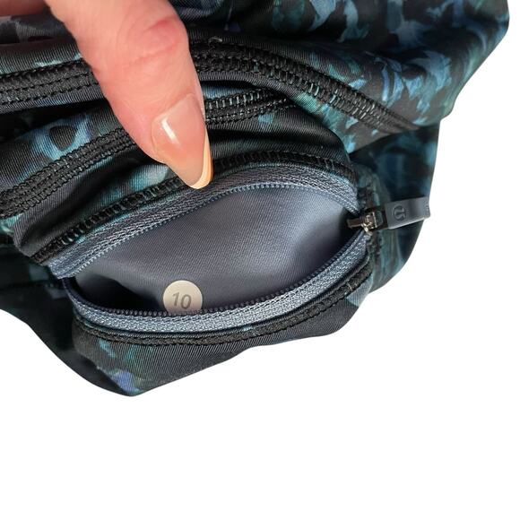 Lululemon 10 Cropped Leggings Running Activewear Blue Black Print Pocket - Picture 2 of 12